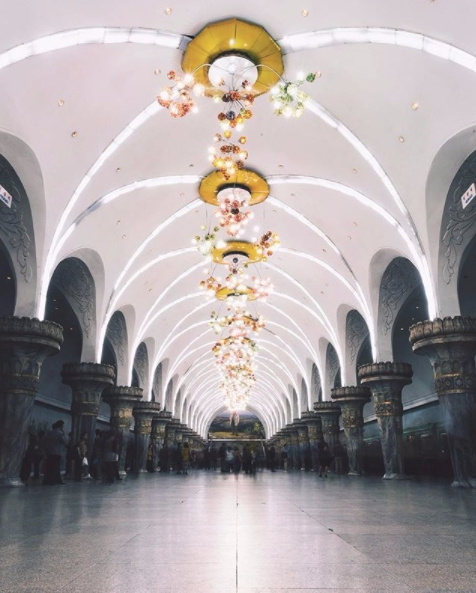 평양 지하철 내부 모습. 샹들리에와 대리석 기둥이 눈에 띈다. (사진 엘라인 리 인스타그램)