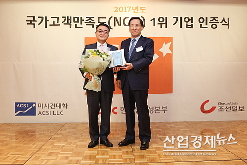 장선욱 롯데면세점 대표이사가(왼쪽) 5일 롯데호텔에서 열린 국가고객만족도시수 시상식에서 홍순직 한국생산성본부 회장으로부터 면세점 부문 1위 인증패를 수여받고 기념촬영을 하고 있다...롯데면세점 제공