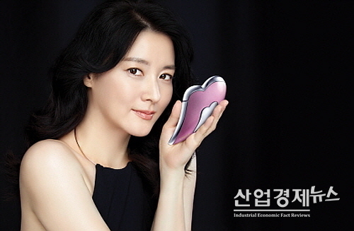 카사업을 든 이영애 모델 컷...코리아테크 제공
