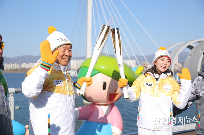 일본 피겨선수 안도 미키가 올림픽성화를 봉송하고 있다.