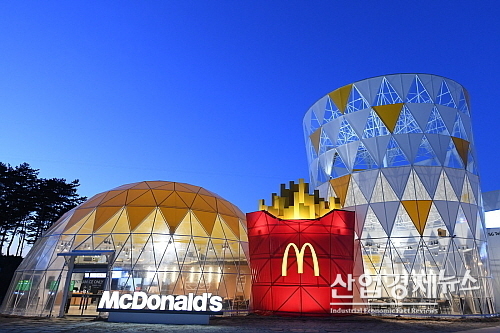 강릉 동계올림픽 파크 내 햄버거 세트 형상 매장 야경...한국 맥도날드 제공