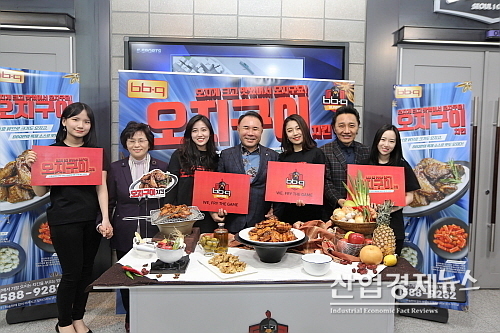 경기장에서 오지구이 시식행사에 참여한 윤홍근 회장(왼쪽 네번째)...BBQ 제공