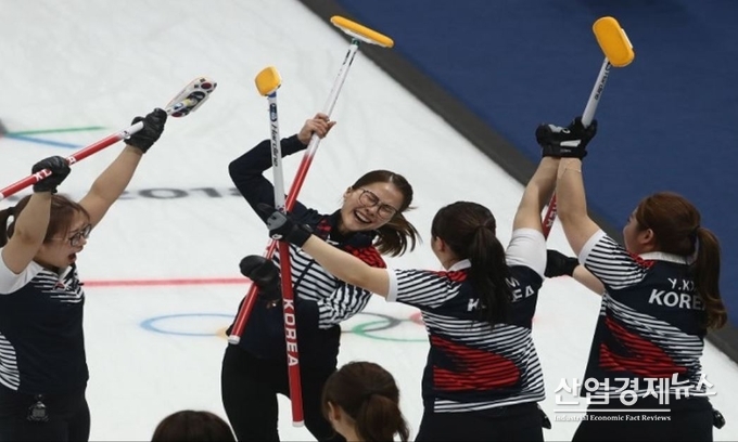 23일 강릉 컬링센터에서 열린 올림픽 여자 컬링 한국과 일본의 준결승전에서 일본을 연장 승부 끝에 꺾고 결승 진출을 확정한 뒤 함께 기뻐하고 있다 . 사진 = 평창 올림픽조직위원회 홈페이지 캡쳐