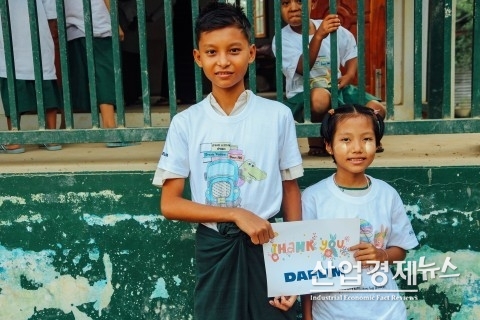 대림산업이 진행한 티셔츠 페인팅 캠페인 완성품을 미얀마 빤따노 지역에 전달했다.