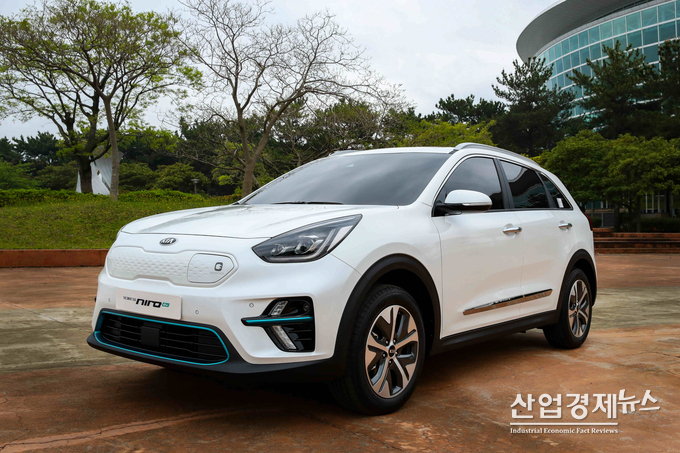 기아자동차(주)는 2일(수) 제주국제컨벤션센터(제주특별자치도 서귀포시 소재)에서 개막한‘제5회 국제전기차엑스포’에서 니로 EV를 처음 선보였다. 사진 = 기아차