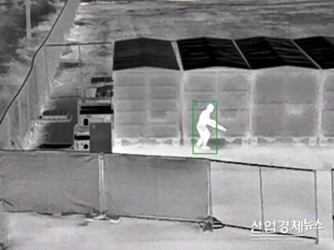 어둠속 침입자를 감시할 수 있는 열화상 카메라가 출시됐다.