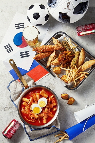 월드컵 기념 세트 메뉴 2종 연출 컷...스쿨푸드 제공