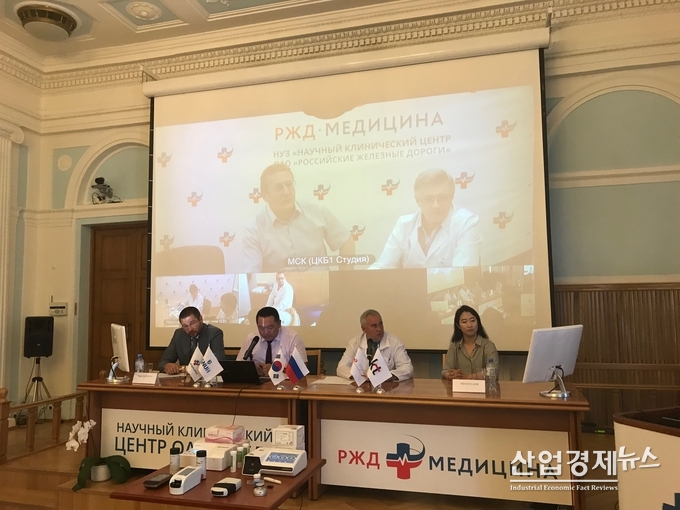 모스크바 제1중앙병원 의료진(테이블 착석)들이 약 300km 거리의 야로슬라블(Yaroslavl) 병원 의료진(화면)들과 원격협진을 시연하고 있다.