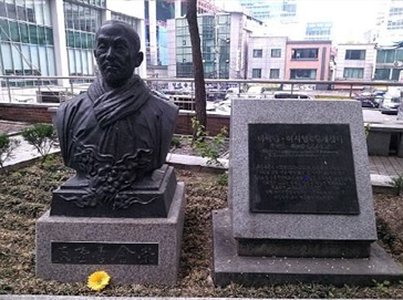 우당 이회영 선생 기념비. 명동 YWCA회관 옆 '이회영 이시영 6형제 집터' 에 위치해있다.