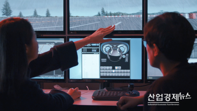 연구원들이 컴퓨터 시뮬레이션으로 가상의 도로환경을 반영한 인포테인먼트 제품의 사용자 경험을 분석하고 있다. 사진 - 현대모비스