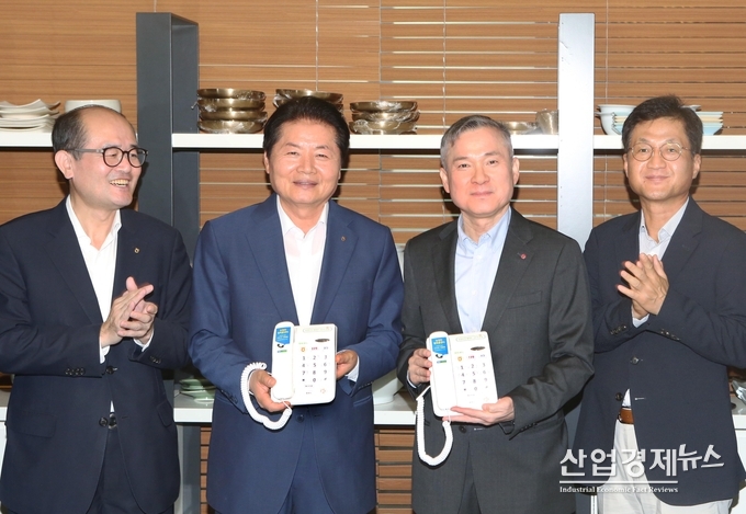 LGU+가 농촌 어르신에게 긴급전화를 손쉽게 이용할 수 있는 전화기를 기증했다.