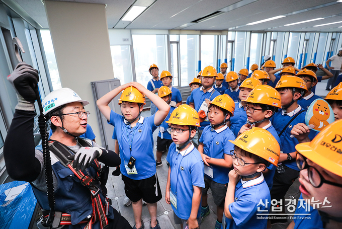 지난 31일 대우건설 세운6-3오피스현장을 방문한 임직원 자녀들이 현장에 대한 설명을 듣고 있다.