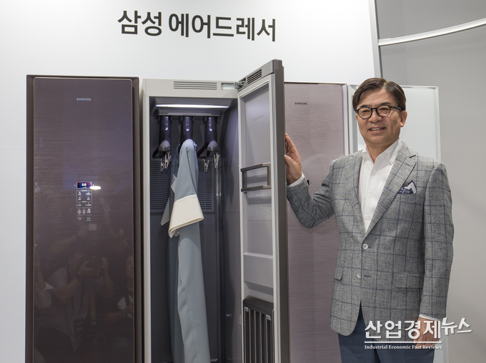 '에어드레서'를 설명하고 있는 김현석 사장.