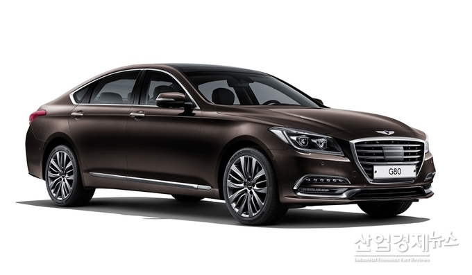 제네시스 브랜드가 지능형 안전기술을 전 모델에 기본 적용하고 신규 사양을 탑재해 안전성과 편의성을 크게 높인 ‘2019년형 G80(지에이티)’를 27일 출시했다. 사진 = 현대차