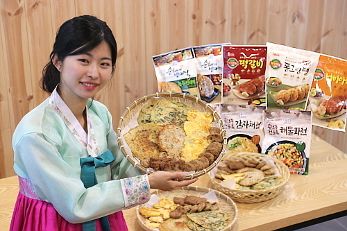 한 모델이 추석 상차림을 도와줄 가정 간편식 8종을 홍보하고 있는 모습..롯데푸드 제공