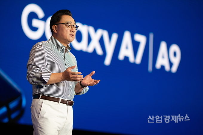 삼성전자 고동진 사장이 '갤럭시 A9'을 설명하고 있다.