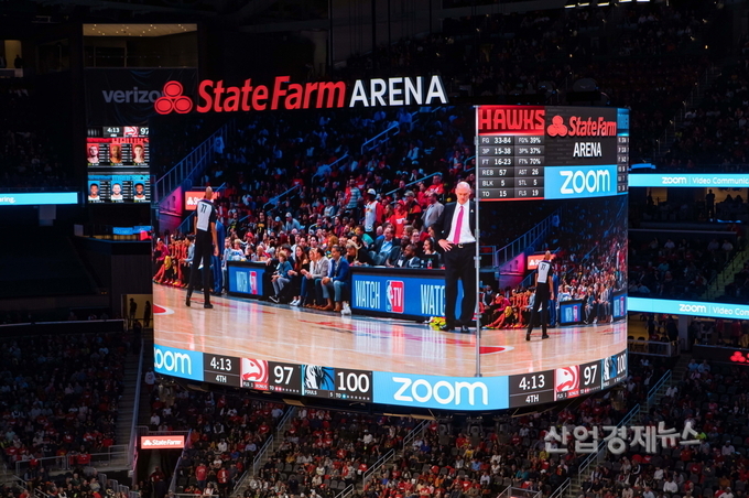 美 애틀랜타 홈경기장에 설치된 삼성전자 초대형 360도 스크린