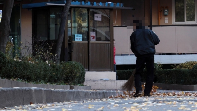 아파트 경비원에 폭언을 한 입주자 대표에게 법원이 협박죄를 인정했다. (사진은 본 기사와 관련 없음)