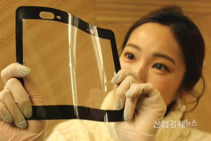 SK이노베이션이 내년 하반기 상업생산 예정인 플랙서블 디스플레이