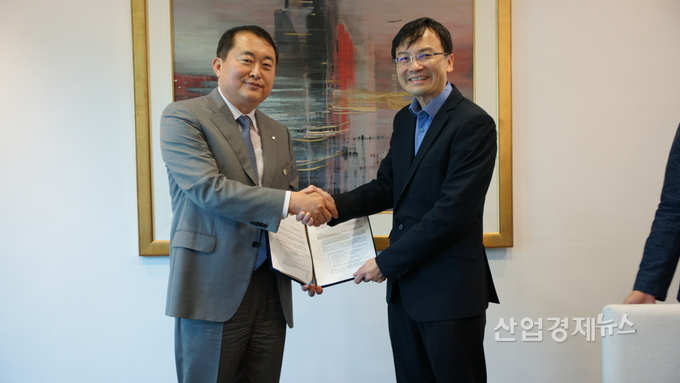 21일 싱가포르 육상교통청사에서 열린 싱가포르 남북간 지하 고속도로 N101구간 공사 계약식에 참석한 니옌훈핑 싱가포르 육상교통청장(오른쪽)과 GS건설 인프라부문 대표 이상기 부사장(왼쪽)이 악수하고 있다.