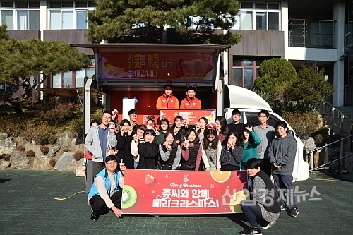 지난 20일 펼쳐진 ‘나눔트럭-쥬씨가 간다’ 행사 단체 컷...<사진=쥬씨 제공>