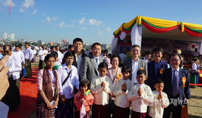 24일 미얀마 현지에서 열린 한-미얀마 우정의 다리 착공식 행사에 참석한 이상기 GS건설 인프라부문 대표(뒷줄 오른쪽에서 5번째), 박미례 수성엔지니어링 회장(뒷줄 오른쪽에서 4번째), 주진상 GS건설 한-미얀마 우정의 다리 현장소장(뒷줄 오른쪽에서 3번째) 등 공사 관계자들이 기념촬영하고 있다.