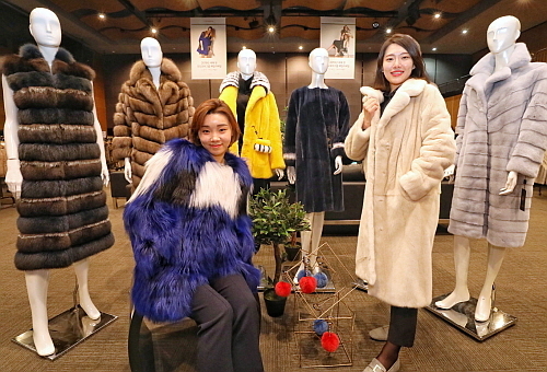 직원들이 다양한 모피 상품들을 소개하고 있다...현대백화점 제공