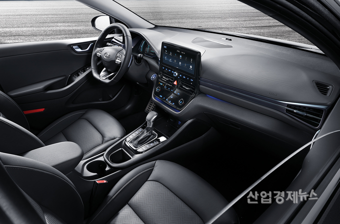 더 뉴 아이오닉 내장 사진 = 현대차