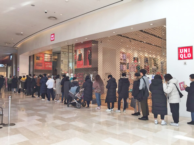 1일 고객들이 유니클로 잠실롯데월드몰점 앞에 2019 SS 'Uniqlo U'를 구입하기 위해 오픈 전부터 대기 줄을 형성했다. 사진 = 유니클로