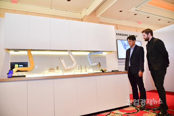 방문객들이 '삼성봇 셰프'가 요리하는 모습을 지켜보고 있다.