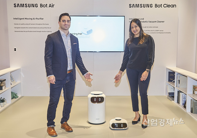 삼성전자 직원이 '삼성봇 클린'을 방문객들에게 설명하고 있다.
