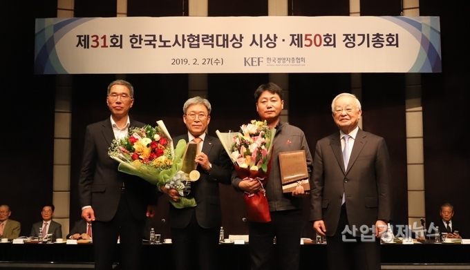 27일 서울 중구 조선웨스틴호텔에서 열린 ‘제 31회 한국노사협력대상’ 시상식 후, 참석자들이 기념촬영을 하고 있다. 좌측부터 김주영 한국노총위원장, SK인천석유화학 최남규 사장, SK인천석유화학 이동용 노조위원장, 손경식 한국경영자총협회장