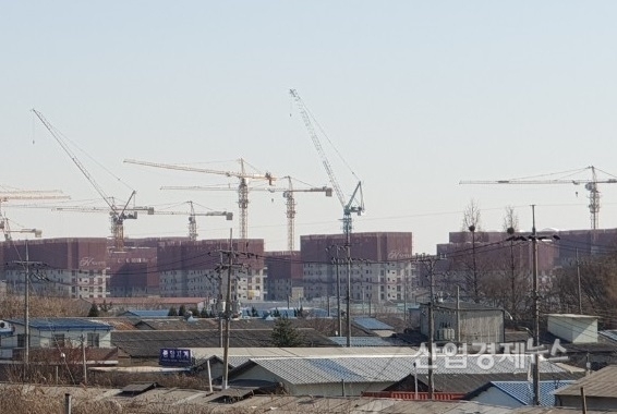 올해 새로 공급되는 주택 규모가 과거 시장 침체기 수준에 그칠 것으로 전망됐다. 사진은 김포 아파트 건설현장. 사진=박진경 기자