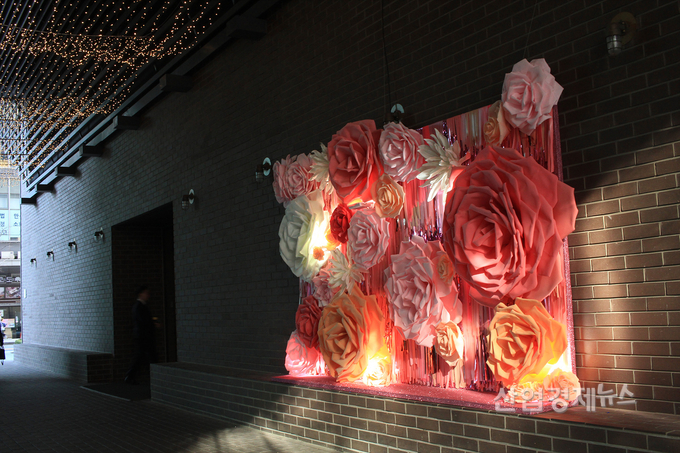 디타워에 설치된 대형 플라워 월