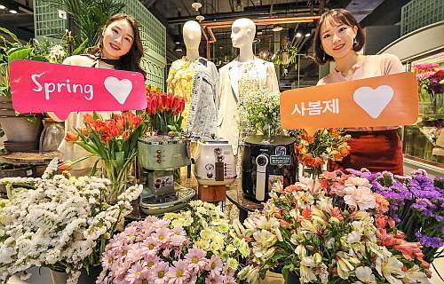 26일 오전 압구정본점에서 '사봄제' 기간 동안 선보일 상품들을 미리 소개하고 있다...<사진=현대백화점 제공>