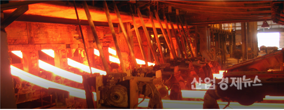 최근 포스코의 호황에도 다른 철강사들은 부진에서 벗어나지 못하면서 포스코의 국내공급가 조정을 요구하는 목소리가 나오고 있다.