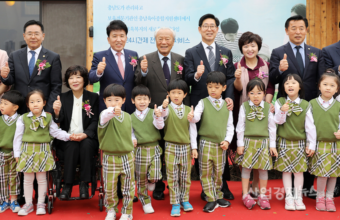 하나금융그룹은 지난 23일 충청남도와 함께 충남 홍성에 위치한 ‘충남아이키움뜰’ 어린이집의 개원식을 가졌다고 밝혔다. 또한 어린이집 개원식에 앞서 충남도립도서관 대강당에서 개최된 충남 아이키우기 좋은 비전 선포식에 참석하여 '온종일 돌봄체계 구축사업'을 위한 지원금을 전달했다.