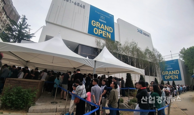 '과천자이' 견본주택 밖으로 대기줄이 만들어졌다. 밀려든 인파로 인해 오픈 첫날 상담까지 3시간이 소요된 것으로 전한다. 사진=GS건설