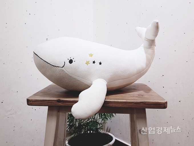 바다에 버려지는 폐플라스틱을 재활용해서 만든 고래인형. 사진=SK이노베이션