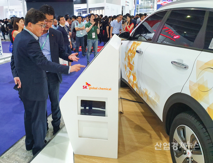 SK종합화학 나경수 사장이 '차이나플라스'에 참가해 고객들을 맞이했다.