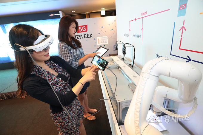 KT 5G 스마트팩토리 상품을 보여주는 미니 제조 공정라인을 체험하고 있다.