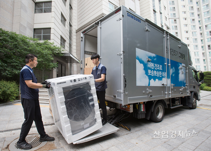 삼성전자 제품 배송·설치 담당자들이 17일 경기도 고양시 덕양구에 위치한 아파트 단지에서 삼성 건조기 그랑데를 배송하기 위해 차량에서 내리고 있다.