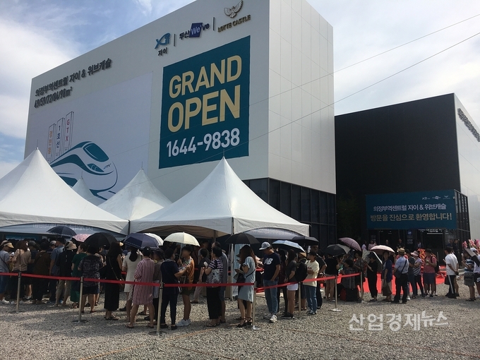 의정부역 센트럴자이&위브캐슬 내방객들이 입장을 위해 줄을 서있다. 사진=GS건설