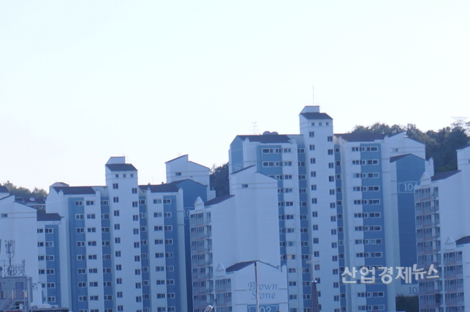 분양가상한제에 쫓긴 건설사들이 시세보다 낮은 분양가로 물량을 '떨이'하고 있다. 사진=박진경기자