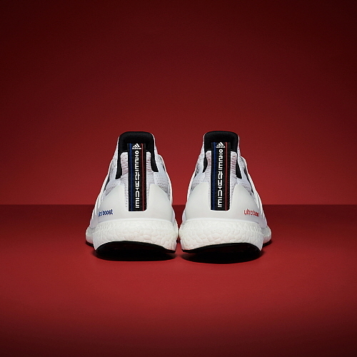 '울트라부스트 한글' 러닝화 이미지 컷...아디다스 제공