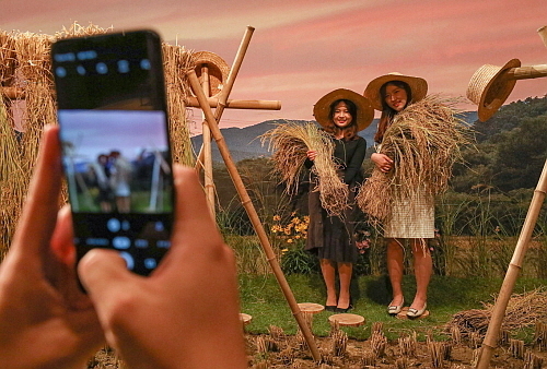 명인명촌 10주년 행사장에 마련된 포토존에서 고객들이 포즈를 취하고 있다...현대백화점 제공