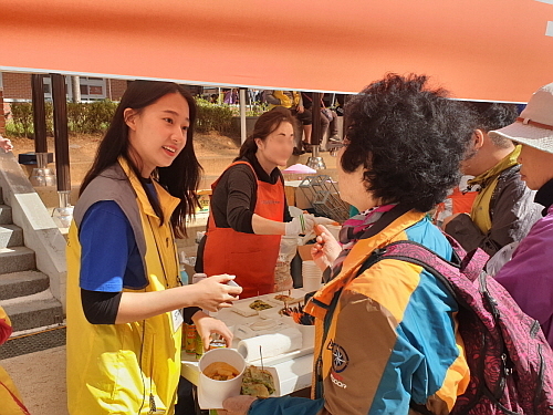 ’해바라기 봉사단‘ 3기 1조 봉사 활동 모습...사진=bhc치킨 제공