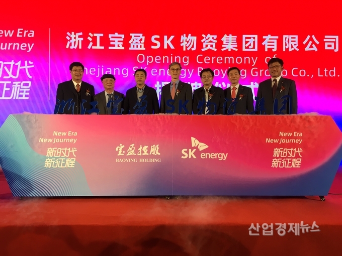 중국 항저우에서 열린 ‘보영-SK’ 현판식에서, (좌측부터) 양용 시노펙 부총경리, 두건민 절강보영 동사장, 혜해도 공서구 부취장, 조경목 SK에너지 사장, 담입촌 CNPC 부총경리, 한중길 SK에너지 에너지B2B사업본부장, 홍정의 SK에너지 Asphalt사업부장이 기념사진을 찍고 있다. 사진=SK이노베이션