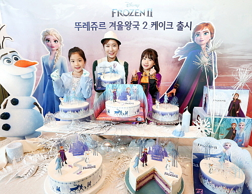 뚜레쥬르 제일제당사옥점에서 모델들이 ‘겨울왕국 2’ 케이크를 소개하고 있다...CJ푸드빌 제공