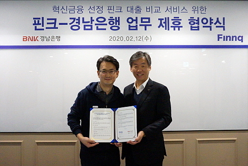 협약식후 포즈를 취하고 있는 핀크 예정욱 부사장(좌)과 경남은행 최우형 부행장보(우)..핀크 제공